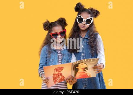 Angenehme nette Mädchen mit einem Magazin Mode Stockfoto