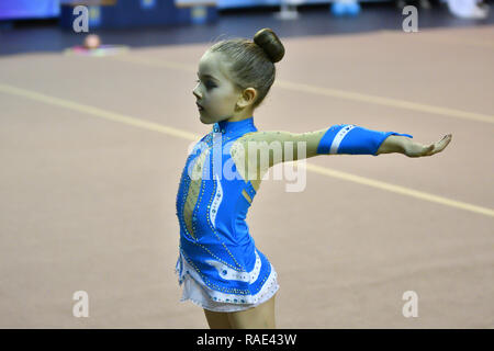 Orenburg, Russland - 25. November 2017 Jahr: Mädchen in der Rhythmischen Sportgymnastik auf der Orenburger Region Meisterschaft auf rhythmische Gymnastik 'Winter mel konkurrieren Stockfoto