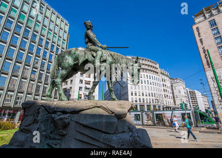 Straßenbahn und Statue in Piazza Giuseppe Missori, Mailand, Lombardei, Italien, Europa Stockfoto