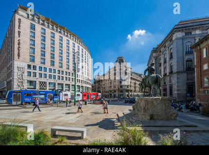 Straßenbahn und Statue in Piazza Giuseppe Missori, Mailand, Lombardei, Italien, Europa Stockfoto