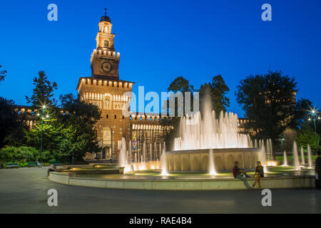 Blick auf das Castello Sforzesco (Schloss Sforza) und Brunnen in der Dämmerung, Mailand, Lombardei, Italien, Europa Stockfoto