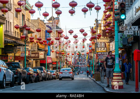 Ansicht der Laternen auf der Straße in Chinatown, San Francisco, Kalifornien, Vereinigte Staaten von Amerika, Nordamerika Stockfoto