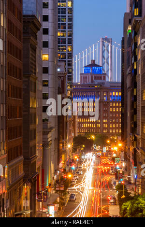 Ansicht der California Street und die Oakland Bay Bridge in der Dämmerung, San Francisco, Kalifornien, Vereinigte Staaten von Amerika, Nordamerika Stockfoto