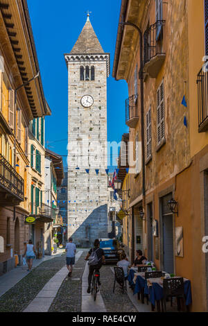 Blick auf den Uhrturm auf der Via Umberto l, gepflasterten Straße in Cannobio, Lago Maggiore, Piemont, Italien, Europa Stockfoto