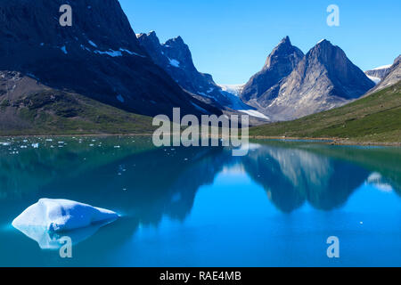 Eisberg, pyramidal Peaks, Reflexionen, blau-grüne Wasser, südlich entfernten Süden Skjoldungen Fjord, Grönland, Dänemark, Polargebiete Stockfoto