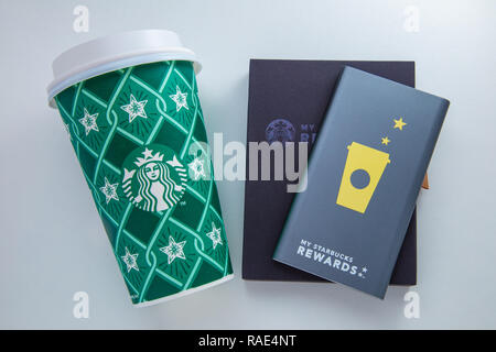 CHIANG MAI, THAILAND - 1. JANUAR 2019 - Starbucks Power Bank Belohnung Geschenk und mit nach Hause nehmen, Urlaub Kaffee Tasse Line up auf weißem Hintergrund in Chiang Mai, T Stockfoto