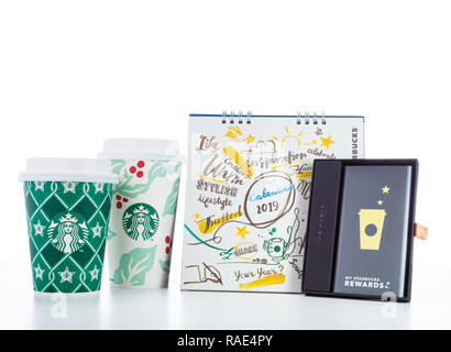 CHIANG MAI, THAILAND - 1. JANUAR 2019 - Starbucks 2019 Kalender und Power Bank Belohnung Geschenk und mit nach Hause nehmen, Urlaub Schale Line up auf weißem Hintergrund in Ch Stockfoto