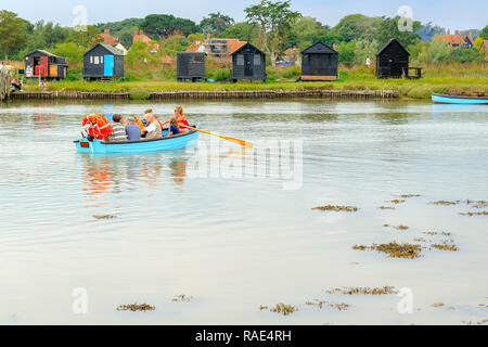 Suffolk, Großbritannien - 8 September, 18 - traditionelles Boot voller Passagiere, die auf der anderen Seite des Flusses Blyth von Southwold zu Walberswick in die Zählung Stockfoto