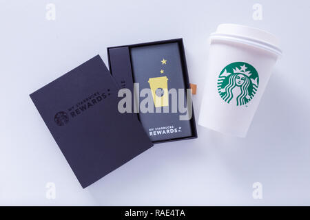 CHIANG MAI, THAILAND - 1. JANUAR 2019 - Starbucks Power Bank Belohnung Geschenk und mit nach Hause nehmen Schale Line up auf weißem Hintergrund in Chiang Mai, Thailand auf Janu Stockfoto