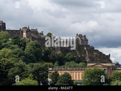 Edinburgh, Großbritannien - 10 August 2018: Edinburgh Castle erhebt sich über der schottischen Hauptstadt von North Bridge gesehen Stockfoto