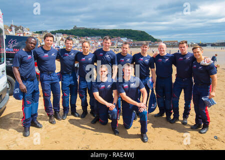 RAF-team Falken, posieren für ein Foto Nach einer Ihrer wird während der bewaffneten Kräfte Tag in Scarborough, North Yorkshire. Stockfoto