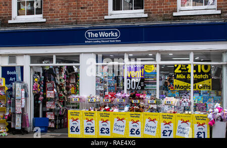 Chichester, Großbritannien - Oktober 06, 2018: Die Vorderseite der Werke Schnäppchen Buch Shop in North Street Stockfoto