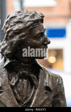 Chichester, Großbritannien - Oktober 06, 2018: eine Statue des Dichters John Keats von Vincent Grau in Eastgate Square, im Jahr 2017 vorgestellt. Stockfoto