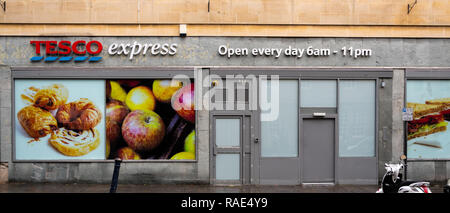 Badewanne, Großbritannien - 13 Oktober 2018: Die Rückseite des Tesco Express Supermarkt auf Avon street Stockfoto