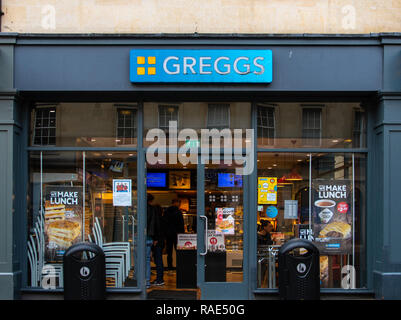 Badewanne, Großbritannien - 13 Oktober 2018: Die Vorderseite des Greggs Bäckerei in Southgate St Stockfoto