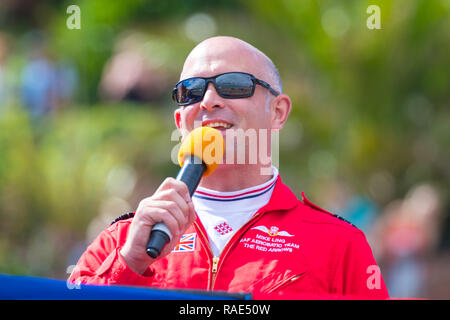 Rote Pfeile squadron Supervisor Rot 10 Mike Ling einen laufenden Kommentar auf eine der Mannschaften zeigt in Scarborough während der Streitkräfte. Stockfoto