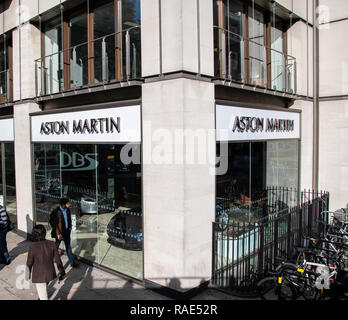 London, Großbritannien, 18. Oktober 2018: Die Fassade und Eingang des Aston Martin Autohaus an der Park Lane Stockfoto