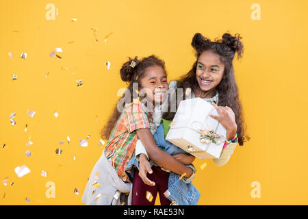 Gerne fröhliche Mädchen ihre geliebte Schwester umarmen Stockfoto