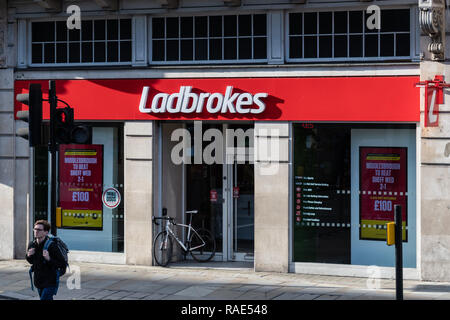 London, Großbritannien, 18. Oktober 2018: Der Eingang zum Ladbrokes Buchmacher Filiale in Whitehall Stockfoto