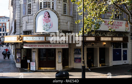 London, Großbritannien, 18. Oktober 2018: Der Eingang zum Novello Theatre, das Abba-Musical Mamma Mia seit September 2012 ausgeführt wurde. Stockfoto