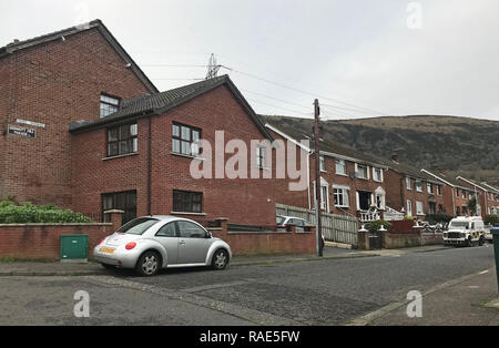 Die Szene auf Dermot Hill Parade in West Belfast nach einer nächtlichen Brandanschlag auf ein Haus. Stockfoto