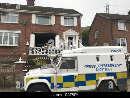 Die Szene auf Dermot Hill Parade in West Belfast nach einer nächtlichen Brandanschlag auf ein Haus. Stockfoto