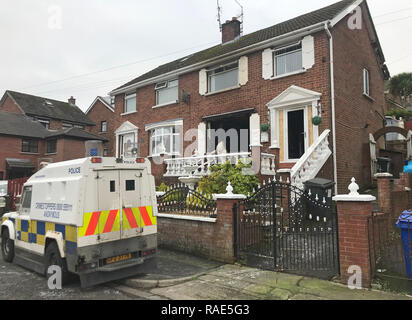 Die Szene auf Dermot Hill Parade in West Belfast nach einer nächtlichen Brandanschlag auf ein Haus. Stockfoto