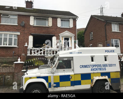 Die Szene auf Dermot Hill Parade in West Belfast nach einer nächtlichen Brandanschlag auf ein Haus. Stockfoto