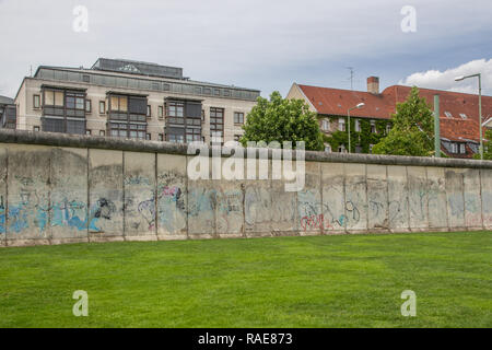 Berlin - Deutschland - Juni 2016: Ein Teil der Berliner Mauer (Berliner Mauer) in der Bernauer Strasse. Stockfoto