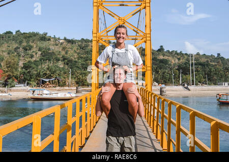 Auf der gelben Brücke, Nusa Lembongan. Dieses Paar von Peterborough, die nebeneinander für zwanzig Jahre wuchs, ohne zu sprechen in einer gestoßen Stockfoto