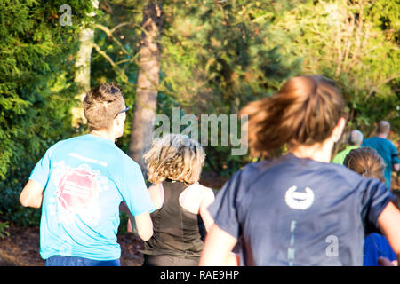 Männer und Frauen Läufer, die an einem parkrun in Bedford Park. Diese Veranstaltung findet jeden Samstag Morgen in den Parks in ganz England. Stockfoto