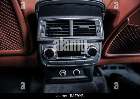 Blick von oben auf die Musik und Klimaanlage im Auto. Stockfoto