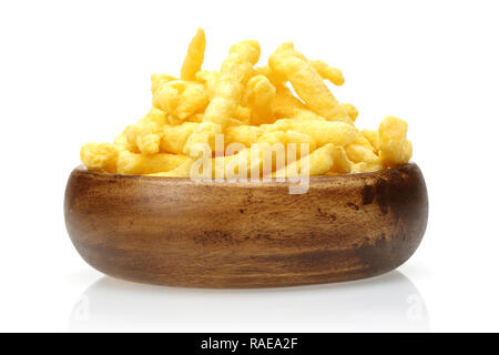 Käse und Zwiebeln gewürzt Mais Chips in Houten auf weißem Hintergrund Stockfoto