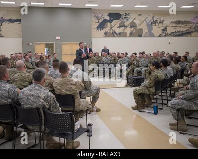 Sgt. Maj. der Armee (im Ruhestand), Kenneth O. Preston, spricht mit der Oklahoma Army National Guard Soldaten Soldaten über den aktuellen und zukünftigen Zustand der Armee und Nationalgarde bei einem Besuch in der Normannischen Armee Mitte Jan. 31, 2017. Stockfoto