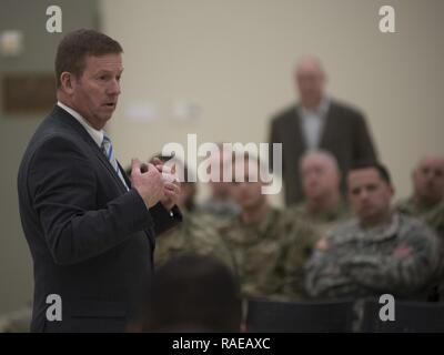 Sgt. Maj. der Armee (im Ruhestand), Kenneth O. Preston, spricht mit der Oklahoma Army National Guard Soldaten Soldaten über den aktuellen und zukünftigen Zustand der Armee und Nationalgarde bei einem Besuch in der Normannischen Armee Mitte Jan. 31, 2017. Stockfoto