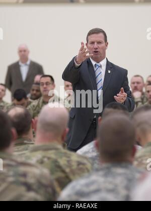 Sgt. Maj. der Armee (im Ruhestand), Kenneth O. Preston, spricht mit der Oklahoma Army National Guard Soldaten Soldaten über den aktuellen und zukünftigen Zustand der Armee und Nationalgarde bei einem Besuch in der Normannischen Armee Mitte Jan. 31, 2017. Stockfoto