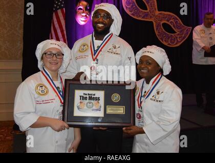 VIRGINIA BEACH, Virginia (Jan. 27, 2017) Kulinarische Specialist 3. Klasse Elizabeth Zannone, kulinarische Specialist 2. Klasse Thomas Felder und kulinarische Specialist 2. Klasse Taneshia Miller posieren mit ihrem zweiten Platz beste des Chaos award. Naval Station Norfolk zusammen mit 6 anderen lokalen Befehle in der 5. jährlichen Beste des Chaos Konkurrenz an die Gründer Inn Virginia Beach teilgenommen. Stockfoto