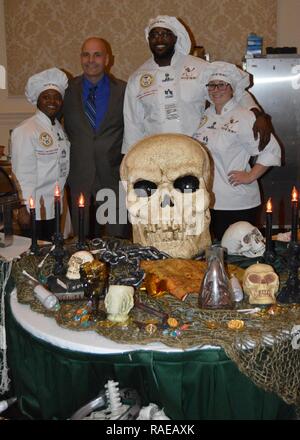 VIRGINIA BEACH, Virginia (Jan. 27, 2017) Kulinarische Specialist 2. Klasse Taneshia Miller, Command Master Chief Marc Puco, kulinarische Specialist 2. Klasse Thomas Felder und kulinarische Specialist 3. Klasse Elizabeth Zannone, Pose hinter Naval Station Norfolk Anzeige nach dem zweiten Platz am besten von der Messe verliehen wird. Naval Station Norfolk zusammen mit 6 anderen lokalen Befehle in der 5. jährlichen Beste des Chaos Konkurrenz an die Gründer Inn Virginia Beach teilgenommen. Stockfoto