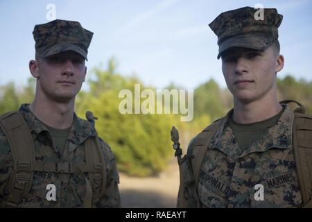 Us Marine Corps Lance Cpl. Austin L. Exner, Links, und Lance Cpl. Lucas E. McDonald, Field Artillery fire control Marines, Indien Batterie, 1.Bataillon, 10 Marine Regiment, 2nd Marine Division (2d MARDIV), beteiligen sich an der 2d-MARDIV 50 Meile Herausforderung Wanderung auf Camp Lejeune, N.C., Feb 1, 2017. Die Wanderung war die Herausforderung, die Marines von 2d MARDIV sowie deren Skill Test und wird. Stockfoto