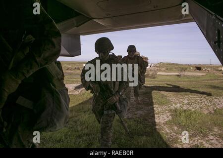 Us-Marines mit Kilo Firma, 1 Marine, 1 Marine Expeditionary Force, laden auf eine Bell Boeing V-22 Osprey mit Marine Medium Tiltrotor Squadron 166, 3d-Marine Flugzeugflügel in San Clemente, Calif., Feb 1, 2017. Agile Lightning ist eine gemeinsame Übung, die zeigt, in der Luft und am Boden Operationen zu proben und operative Fähigkeiten verbessern. Stockfoto