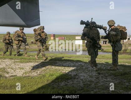 Us-Marines mit Kilo Firma, 1 Marine, 1 Marine Expeditionary Force, laden auf eine Bell Boeing V-22 Osprey mit Marine Medium Tiltrotor Squadron 166, 3d-Marine Flugzeugflügel in San Clemente, Calif., Feb 1, 2017. Agile Lightning ist eine gemeinsame Übung, die zeigt, in der Luft und am Boden Operationen zu proben und operative Fähigkeiten verbessern. Stockfoto