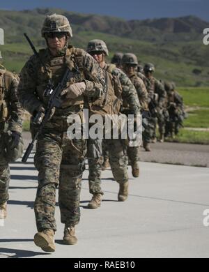 Us-Marines mit Kilo Firma, 1 Marine, 1 Marine Expeditionary Force, laden auf eine Bell Boeing V-22 Osprey mit Marine Medium Tiltrotor Squadron 166, 3d-Marine Flugzeugflügel in San Clemente, Calif., Feb 1, 2017. Agile Lightning ist eine gemeinsame Übung, die zeigt, in der Luft und am Boden Operationen zu proben und operative Fähigkeiten verbessern. Stockfoto