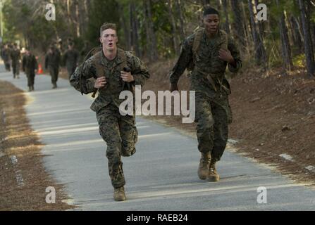 Us-Marines mit 2Nd Marine Division (2d MARDIV), das während der 2D-MARDIV 50 Meile Herausforderung Wanderung auf Camp Lejeune, N.C., Feb 1, 2017. Die Wanderung war die Herausforderung Marines von 2d MARDIV sowie deren Skill Test und wird. Stockfoto