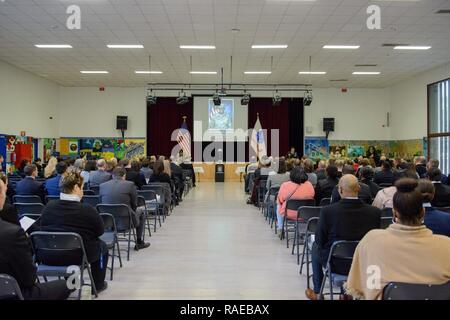 Us-Armee Sgt. 1. Klasse Javier Candelaria Adressen die Teilnahme an der Gedenkfeier zu Ehren Staff Sgt. Andrea Giebel, in der Brüsseler amerikanischen Schule, in Sterrebeek, Belgien, Jan. 27, 2017. Stockfoto