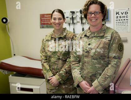 Maj. Elizabeth Simmons (links), Kinderarzt, SPC. Hugo V. Mendoza Soldat Family Care Center, und Oberstleutnant Elizabeth Duque, Direktor, Abteilung für Primary Care, William Beaumont Army Medical Center, wurden ausgewählt, um an der diesjährigen militärischen Gesundheitssystem weiblichen Arzt Führung Kurs teilzunehmen, die Ende März statt. Der Kurs bietet militärische weibliche Ärzte Möglichkeiten zu kommunizieren und Erfahrungen im Zusammenhang mit Ihrer Service- und Beruf während Vernetzung und einen Einblick über die aktuellen und zukünftigen militärischen Medizin Aktivitäten. Stockfoto