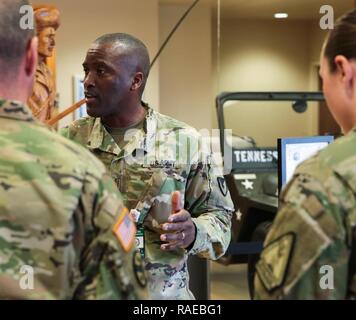 Army Material Command Command Chief Warrant Officer 5 Darren Cook bespricht laufende Armee - große Wartung Änderungen und Gebühren Tennessee National Guard sustainers mit dem Befehl der Übergang am Guard Sitz in Nashville, Tennessee am 1. Februar 2017. Stockfoto