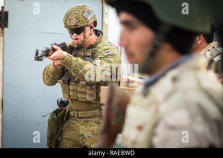 Eine australische Armee Trainer zeigt zu den irakischen Ninevah Polizei wie ein Zimmer möglich feindliche Kämpfer während Urban Assault Training im Camp Taji, Irak, Jan. 31, 2017 zu löschen. Die Polizei gelernt, wie man zu geben und klare Gebäude in einem 6-wöchigen Kurs durch die Streitkräfte der Koalition, der grundlegende, zur Bekämpfung der Fähigkeiten zur Unterstützung von Combined Joint Task Force - inhärenten lösen, der globalen Koalition zu besiegen ISIL im Irak und in Syrien zu erhöhen. Stockfoto