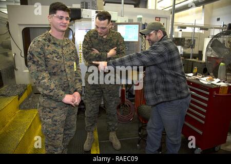 (Links) Lance Unteroffiziere Charles, Matt und Tyler Crook werden auf dem Computer Fräsmaschine hinter Ihnen durch Computer numerisch gesteuerte Maschinist Tobin Anderson gesteuert an der Produktionsanlage Barstow, Marine Depot Wartung Befehl ausgebildet. Die beiden Marines sind aus dem Kampf Logistik Unternehmen 13 bei Marine Corps Air Ground Combat Center Twentynine Palms, Calif., Jan. 31 stationiert. Stockfoto