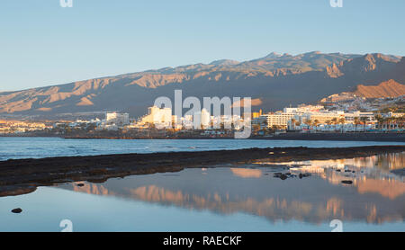 Am frühen Morgen Licht mit Reflexion in einem natürlichen Ocean Pool, über der Südwestküste der Insel, zu den populärsten Resorts in Costa Adeje Stockfoto