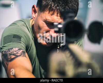 USS SOMERSET, auf See (Jan. 12, 2017) US Marine Sgt. Jakob Stark, Team Leader mit Waffen Firma, Bataillon Landung Team 1 Mrd., 4 Marines, 11 Marine Expeditionary Unit, zeigt, wie man richtig Sitz eine M40 A6 Rifle in die Schulter beim Dreh in die stehende Position aus ein Schwein Sattel an Bord der USS Essex (LPD 25) am Meer, Jan. 12, 2017. Der Sniper Team arbeitete auf dem stehend, kniend, sitzend, und anfällig Positionen, um sicherzustellen, dass Sie die Ehrerbietung zwischen jeder Aufnahmeposition und wie Sie das Gewehr in jedem zu manipulieren, während er fühlen konnte. Die 11 MEU ist curre Stockfoto